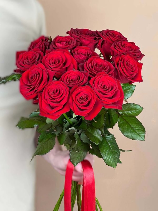Букет из 15 сибирских красных роз