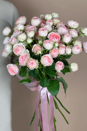 Букет из 9 сибирских кустовых розовых роз